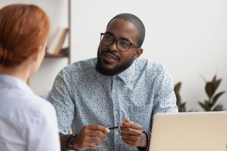 jeune professionnel en rencontre d'information