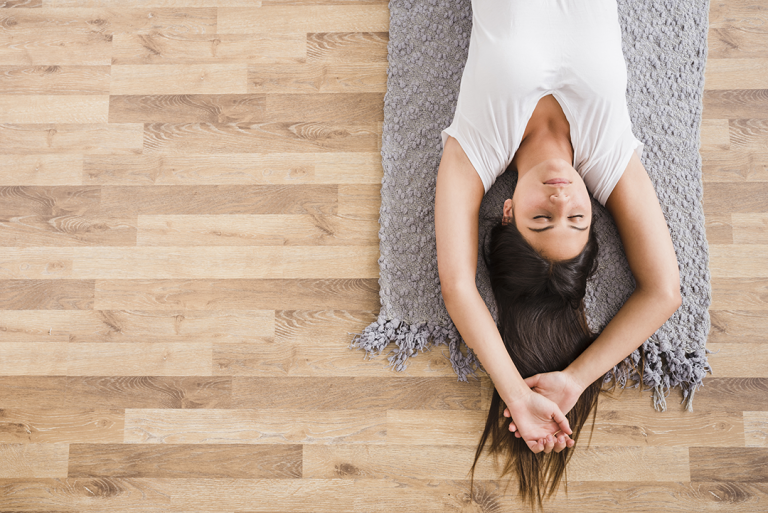 Jeune femme calme couchée au sol