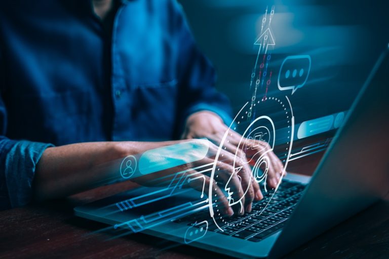 Mains qui écrivent sur un ordinateur portable