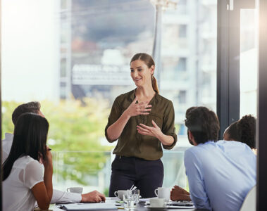 Femme debout qui parle devant des personnes