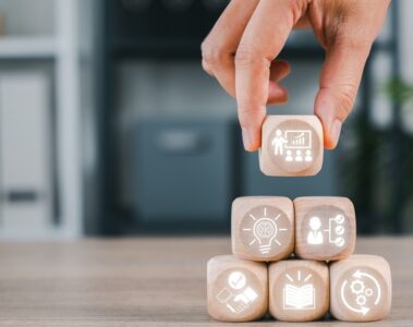 Blocs de bois avec icônes symbolisant le développement des compétences en entreprise