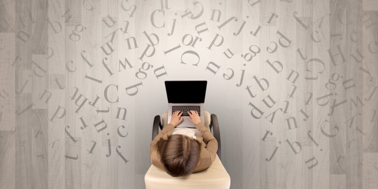 Lettres avec une femme utilisant un ordinateur portable sur une chaise