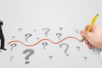 Homme d’affaires regardant des points d’interrogation et un chemin dessiné à la main