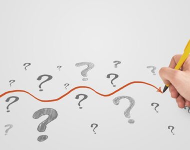 Homme d’affaires regardant des points d’interrogation et un chemin dessiné à la main