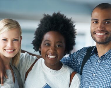 Groupe d'étudiants ensembles et souriants