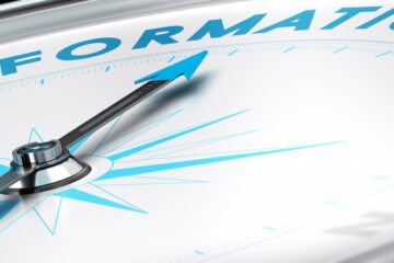 Boussole en gros plan avec le mot formation écrit en haut