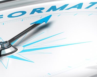 Boussole en gros plan avec le mot formation écrit en haut