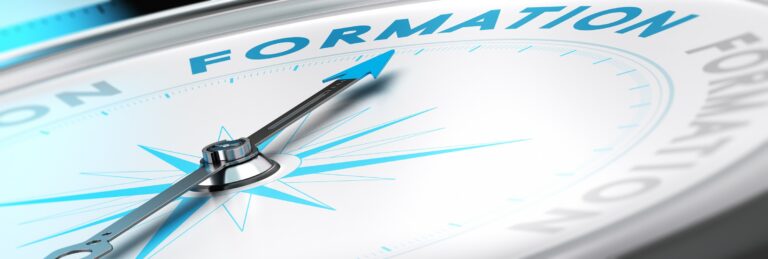 Boussole en gros plan avec le mot formation écrit en haut